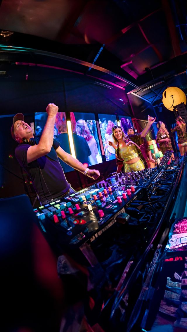 🎧 DJ Geert Bergers’ Throwback: 90’s Party Aftermovie! 🚀

Hey party people!

Wat een trip was dat tijdens de 90’s party! Als jullie DJ was het geweldig om samen terug te duiken in de tijd. De vibe was on point en de dansvloer was in vuur en vlam!

Check nu de aftermovie voor een snelle rewind naar die waanzinnige nacht. Vergeet niet te taggen en te delen, laten we deze herinneringen levend houden!

Catch you on the flip side,
DJ Geert Bergers 🎶✨
.
DJ: @djgeertbergers
Organisatie: @broodmetspelen.nl
Locatie: @edeckteuge
Video:@edmamawema
Techniek: @dgloudemans
 Danseressen : @orli_entertainment .
#dj #90’sparty #ThrowbackParty #90sNostalgia #DJGeertBergersMagic