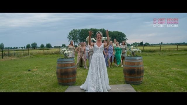 Op de prachtige buitenlocatie Den Dort in het pittoreske Haren vierden Maud en Melvin hun liefde. Omringd door familie en vrienden gaven ze elkaar het ja-woord in een betoverende ceremonie onder de zon. 

Van de emotionele geloften tot de vrolijke toasts, elke minuut was gevuld met vreugde. De avond bracht een feest vol dans, muziek en liefde. Onder de sterrenhemel werd deze bijzondere dag afgesloten met een laatste dans en een belofte voor de toekomst.

Maud en Melvin, bedankt dat we deel mochten uitmaken van jullie magische dag. Jullie liefde inspireert ons allemaal.